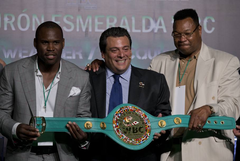 Presentazione della corona a Citt del Messico fatta dai campioni Adonis Stevenson e Larry Holmes, assieme a Mauricio Sulaiman, presidente Wbc. Ap